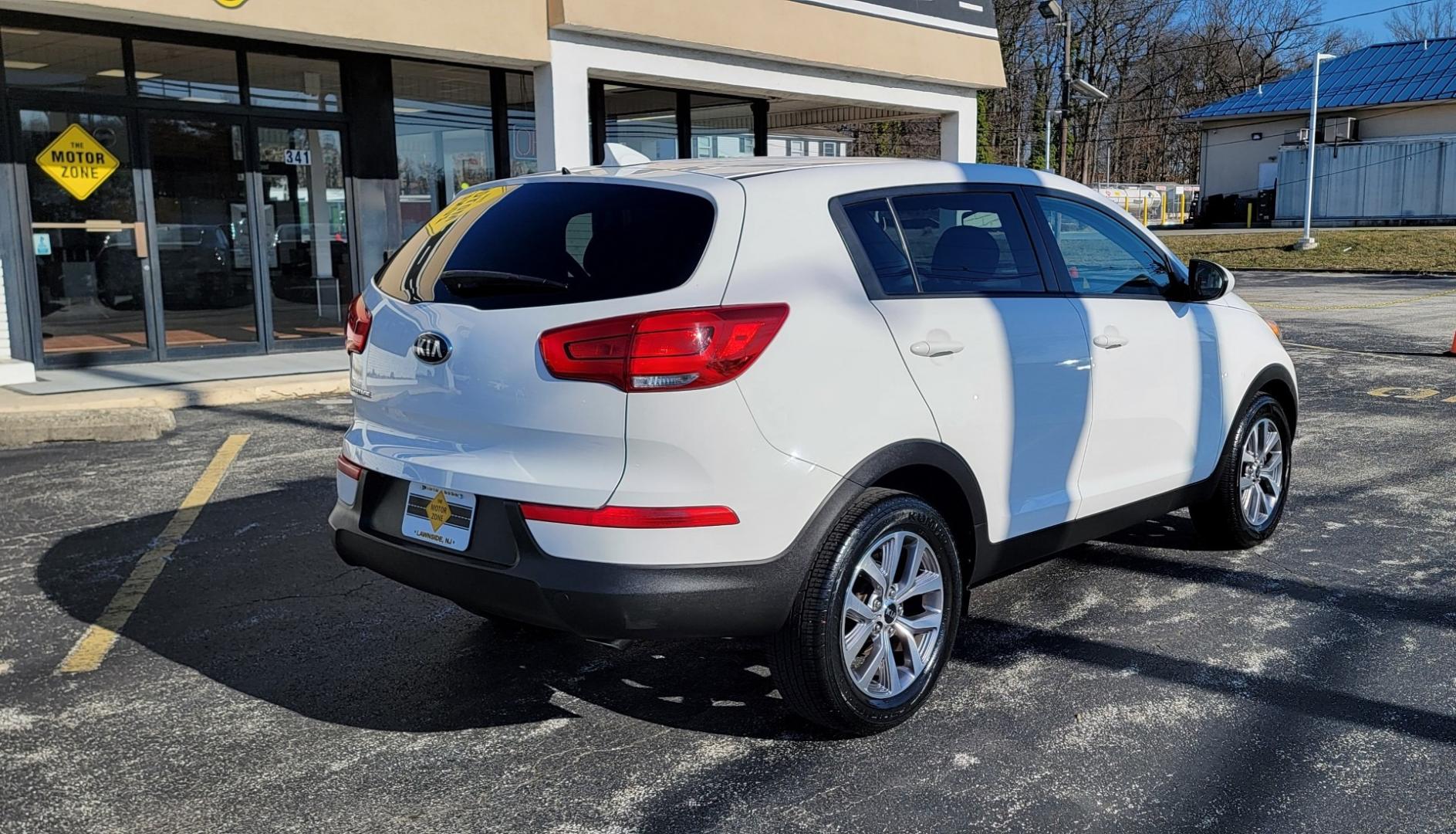 2015 White /Black Kia Sportage LX (KNDPB3AC6F7) with an 4-Cyl, GDI, 2.4 Liter engine, Auto, 6-Spd Sportmatic transmission, located at 341 N White Horse Pike, Lawnside, NJ, 08045, (856) 262-9500, 39.855621, -75.027451 - Photo#3